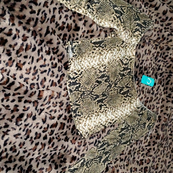 Fashion Q Tops - Snake print crop top